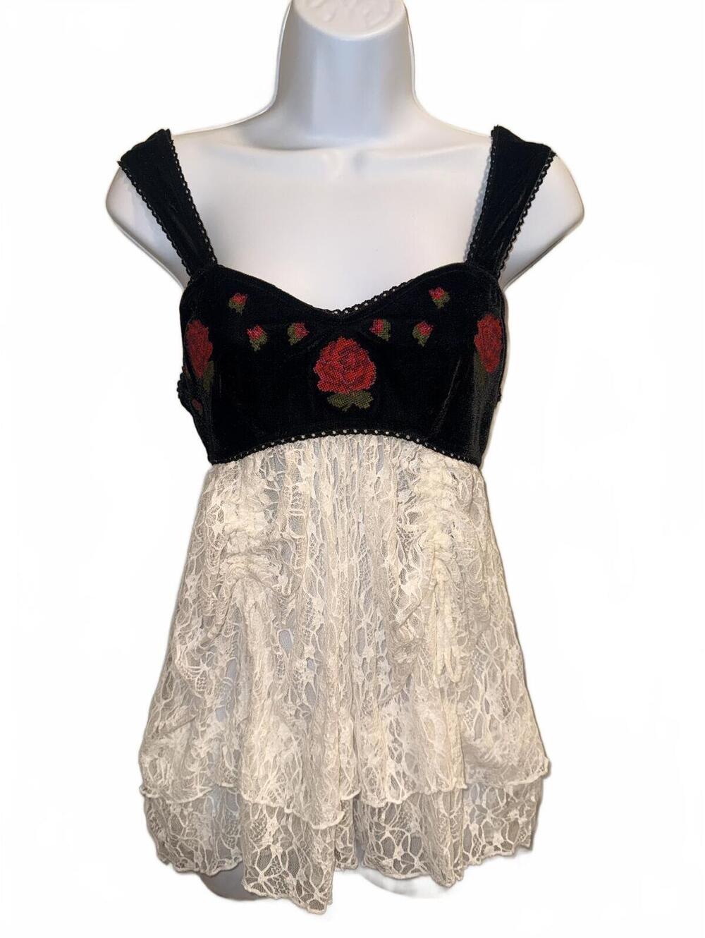 Kimchi Blue Urban Outfitters Velvet Rose Embroidered Lace Top size M BNWOT